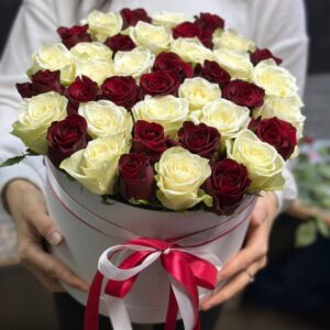 39 микс роз в коробке