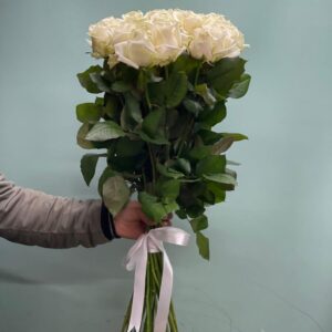 Букет из 27 белых роз в ленте