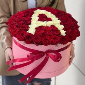 71 роза в коробке с буквой