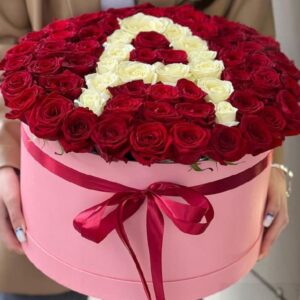 71 роза в коробке с буквой