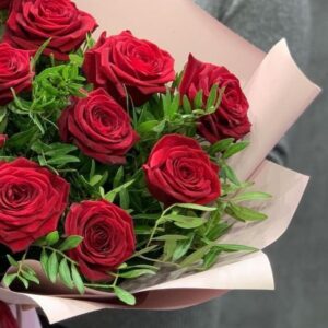Букет из 13 роз с зеленью