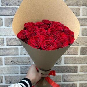 Букет из 19 красных роз